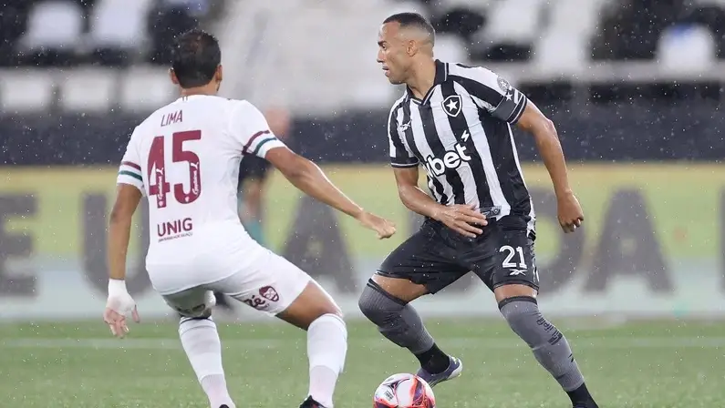 BOTAFOGO/RJ:  MARÇAL SOFRE ESTIRAMENTO NO JOELHO DIREITO E DEIXA O ESTÁDIO NILTON SANTOS DE MULETA.
